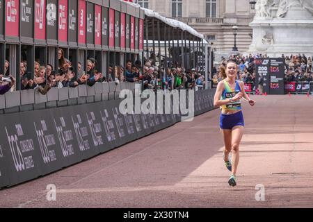 Mhairi MacLennan, premier coureur britannique Elite, franchit la ligne d'arrivée du marathon de Londres 2024, au Royaume-Uni Banque D'Images