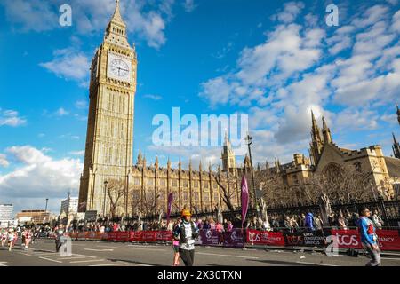 Les coureurs du marathon de Londres courent devant Big Ben au Parlement de Westminster, Londres, Royaume-Uni Banque D'Images