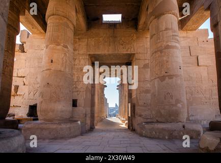 Colonnes et porte dans Ramesseum, Louxor, Egypte Banque D'Images