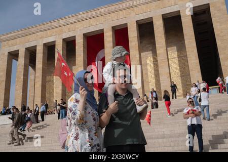 Ankara, Turquie. 23 avril 2024. Une famille tient un drapeau turc et prend une photo devant an?tkabir. 23 avril la Journée de la souveraineté nationale et de l'enfance, qu'Ataturk a présentée aux enfants, a été célébrée dans toute la Turquie. Anitkabir, où se trouve le mausolée de Mustafa Kemal Ataturk, a été visité par 111 mille 527 personnes le 23 avril, la Journée de la souveraineté nationale et de l'enfance. Crédit : SOPA images Limited/Alamy Live News Banque D'Images