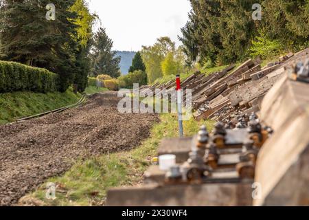 240424BauarbeitenK7132 nouvelles ID : en 2024-04-24 Umfangreiche Bauarbeiten an K7132 Bauarbeiten auch an kreuzender Bahnstrecke Sehmatal-Sehma. Auf der Kreisstraße 7132 finden aktuell umfangreiche Bauarbeiten statt. Unter Vollsperrung wird hier die Straße, welche die Ortschaften Sehmatal-Sehma und Waltehrsdorf verbindet, grundhaft ausgebaut. Dazu soll die Fahrbahn verbreitert und enge Kurven entfernt werden. für den Ausbau Mussten auch zirka 60 Straßenbäume entfernt werden. Bislang War die Straße für Lastkraftwagen nicht geeignet. Dies soll sich zukünftig ändern. Nach Beendigung der Bauarbeiten, nous Banque D'Images