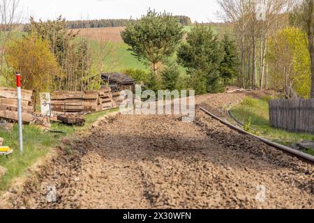 240424BauarbeitenK7132 nouvelles ID : en 2024-04-24 Umfangreiche Bauarbeiten an K7132 Bauarbeiten auch an kreuzender Bahnstrecke Sehmatal-Sehma. Auf der Kreisstraße 7132 finden aktuell umfangreiche Bauarbeiten statt. Unter Vollsperrung wird hier die Straße, welche die Ortschaften Sehmatal-Sehma und Waltehrsdorf verbindet, grundhaft ausgebaut. Dazu soll die Fahrbahn verbreitert und enge Kurven entfernt werden. für den Ausbau Mussten auch zirka 60 Straßenbäume entfernt werden. Bislang War die Straße für Lastkraftwagen nicht geeignet. Dies soll sich zukünftig ändern. Nach Beendigung der Bauarbeiten, nous Banque D'Images