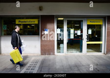 Roma, Italie. 24 avril 2024. Dans la nuit, les distributeurs automatiques de billets cassés et les fenêtres en verre. Écrits pour Cospito, 24 avril 2024 Rome - Italie ( photo Cecilia Fabiano /LaPresse) Nella notte, rotti bancomat e vetrate Scritte per Cospito 24 Aprile 2024, Roma -- Italia Cronaca ( Foto Cecilia Fabiano /LaPresse) crédit : LaPresse/Alamy Live News Banque D'Images