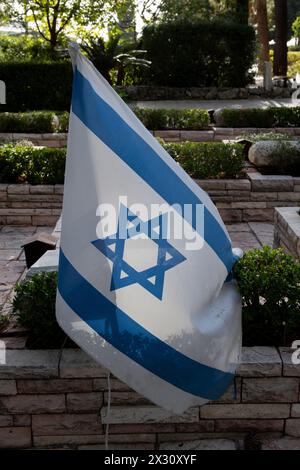 Un seul drapeau israélien placé sur la tombe d'un soldat israélien tombé dans le cimetière militaire du Mont Herzl à Jérusalem, en Israël. Banque D'Images