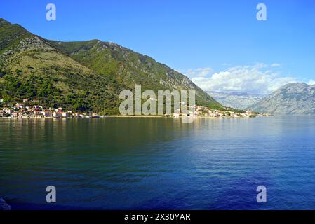 Vue sur la baie de Kotor depuis le point de vue de l'église de équipé Matthew in Dobrota (municipalité de Kotor, Monténégro) Banque D'Images