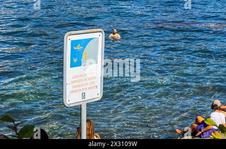 DAS Baden im Rheinfallbecken ist verboten, da wegen der Strömung Lebensgefahr besteht. Einige Touristen wagen sich trotzdem ins Wasser. (Neuhausen am Banque D'Images