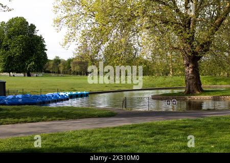 Lac de canotage avec bateaux à aubes dans Greenwich Royal Park, Londres Royaume-Uni Banque D'Images