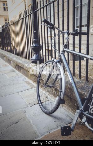 Vélos étudiants verrouillés dans le centre-ville d'Oxford. Banque D'Images