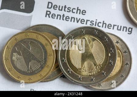 Berlin, Allemagne. 24 avril 2024. Les pièces de monnaie se trouvent sur une feuille d'information de pension de Deutsche Rentenversicherung. Mercredi, le Cabinet fédéral lancera l’augmentation des retraites prévue pour juillet. Les pensions d'environ 21 millions de retraités devraient augmenter de 4,57 %. Crédit : Fernando Gutierrez-Juarez/dpa/Alamy Live News Banque D'Images