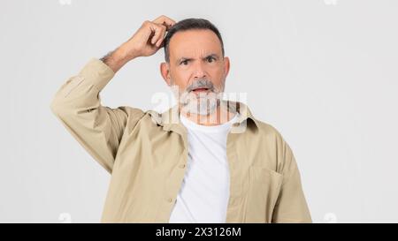 Homme avec une barbe et chemise blanche Banque D'Images