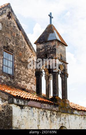 Vieux rochers et pierres dans le monastère de Saro, Géorgie Banque D'Images