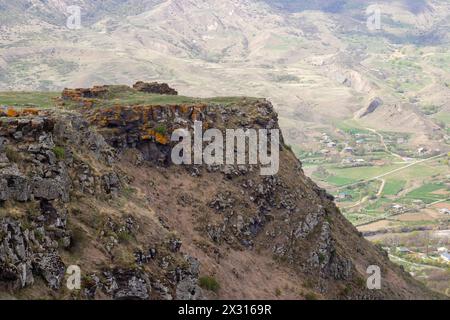 Vieux rochers et pierres dans le monastère de Saro, Géorgie Banque D'Images