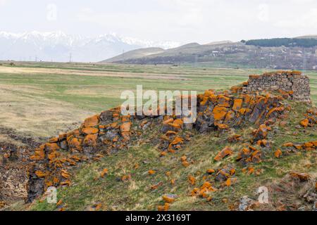 Vieux rochers et pierres dans le monastère de Saro, Géorgie Banque D'Images