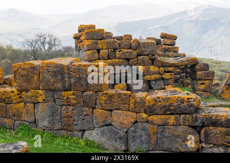 Vieux rochers et pierres dans le monastère de Saro, Géorgie Banque D'Images