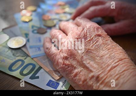 Kabinett beschliesst Rentenerhoehung zum 1.Juli 2024. Archivfoto Feature Symbolbild Energiepreispauschale fuer Rentner, Haende eines alten Menschen beim Geld zusammenkratzen,Geld zaehlen, Geld,Haushaltsgeld,Geld ausgeben,Altersarmut,Sparen,Sparzwang,Geldnot, Euro Scheine ,Portemonnaie,Geldbeutel,Geldboerse,Hartz Lebenshaltungskosten, Kosten, inflation. *** Le Cabinet approuve l'augmentation de la pension le 1er juillet 2024 ARCHIVE PHOTO Feature image symbole prix de l'énergie somme forfaitaire pour les retraités, les mains d'une personne âgée grattant t Banque D'Images