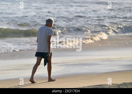 Kabinett beschliesst Rentenerhoehung zum 1.Juli 2024. Archivfoto Ein Rentner,Alter Mann geht in Badeshorts und gestreiftem T-shirt entlang am Strand von Tamariz Beach in Estoril am 21.08.2020. Lebensabend, Spaziergang, Strandspaziergang, Rente.Alter, alt.Senior. Auch Portugals Tourismusbranche leidet massiv unter den Folgen der Coronavirus Pandemie. Die Straende am Atlantik sind kaum bevoelkert-Touristen bleiben fern.Strandurlaub, plage. IM Atlantik baden Meist nur Einheimische, *** le Cabinet approuve l'augmentation de la pension à partir du 1er juillet 2024 ARCHIVE PHOTO Un vieil homme retraité marche le long de la plage de Tamariz à E. Banque D'Images