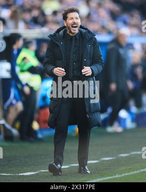 Diego Pablo Simeone, entraîneur-chef de l'Atletico de Madrid, réagit lors du match LaLiga EA Sports entre le Deportivo Alaves et l'Atletico de Madrid à Mendizor Banque D'Images