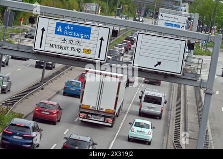 Munich, Allemagne. 24 avril 2024. Les voitures et les camions traversent le périphérique de Munich. Le conseil municipal de Munich décide du durcissement de l'interdiction de conduire le diesel. Crédit : Niklas Treppner/dpa/Alamy Live News Banque D'Images