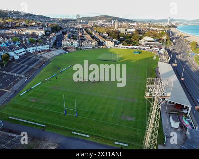 Editorial Swansea, Royaume-Uni - 23 avril 2024 : vue aérienne du terrain de rugby et de cricket de St Helen, du Pavillon Patti, du Victoria Park, du Guild Hall et de Mumbl Banque D'Images