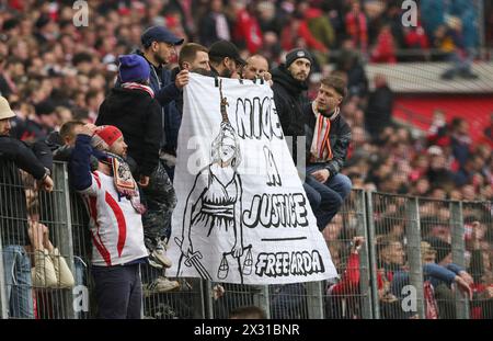 Cologne, Deutschland. 20 avril 2024. firo : 20.04.2024, football, football, 1. Ligue, 1. Bundesliga, saison 2023/2024, FC Cologne - Darmstadt 98 fans, ventilateur, courbe de ventilateur, bannière, transparent, lettrage, protestation, affiche, affiches, crédit : dpa/Alamy Live News Banque D'Images