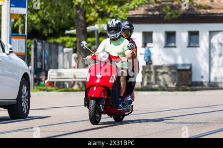 Zwei Personen fahren in der Stadt Zürich auf einer Vespa GTS. (Zürich, Schweiz, 21.05.2022) Banque D'Images