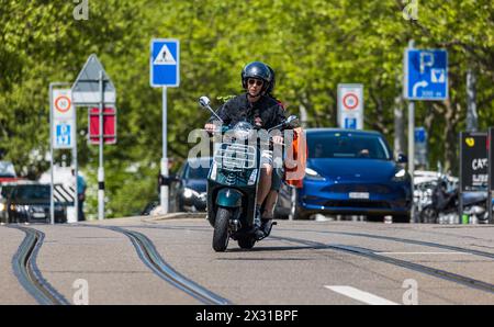 Zwei Personen fahren in der Stadt Zürich auf einer Vespa GTS. (Zürich, Schweiz, 21.05.2022) Banque D'Images