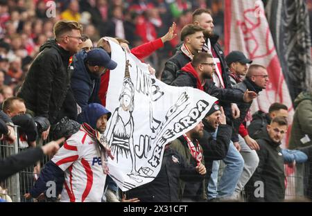 Cologne, Deutschland. 20 avril 2024. firo : 20.04.2024, football, football, 1. Ligue, 1. Bundesliga, saison 2023/2024, FC Cologne - Darmstadt 98 fans, ventilateur, courbe de ventilateur, bannière, transparent, lettrage, protestation, affiche, affiches, déception, déçu, insatisfait, frustré, frustré, frustré, crédit : dpa/Alamy Live News Banque D'Images