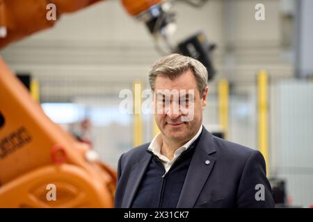 DATE RECORD NON INDIQUÉE Augsbourg, Bavière, Allemagne - 24 avril 2024 : le premier ministre de Bavière, Dr Markus Söder, visite la présentation du réseau ai Augsbourg. Salle de recherche IA Hall 43 de l'Université d'Augsbourg. Portrait souriant *** Ministerpräsident von Bayern DocMarkus Söder zu Besuch BEI der Präsentation des Ki-Netzwerks Augsburg. KI-Forschungshalle Halle 43 der Universität Augsburg. Portrait lächelnd Banque D'Images