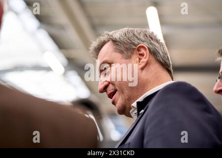 DATE RECORD NON INDIQUÉE Augsbourg, Bavière, Allemagne - 24 avril 2024 : le premier ministre de Bavière, Dr Markus Söder, visite la présentation du réseau ai Augsbourg. Salle de recherche IA Hall 43 de l'Université d'Augsbourg. Portrait souriant *** Ministerpräsident von Bayern DocMarkus Söder zu Besuch BEI der Präsentation des Ki-Netzwerks Augsburg. KI-Forschungshalle Halle 43 der Universität Augsburg. Portrait lächelnd Banque D'Images