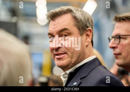 DATE RECORD NON INDIQUÉE Augsbourg, Bavière, Allemagne - 24 avril 2024 : le premier ministre de Bavière, Dr Markus Söder, visite la présentation du réseau ai Augsbourg. Salle de recherche IA Hall 43 de l'Université d'Augsbourg. Portrait souriant *** Ministerpräsident von Bayern DocMarkus Söder zu Besuch BEI der Präsentation des Ki-Netzwerks Augsburg. KI-Forschungshalle Halle 43 der Universität Augsburg. Portrait lächelnd Banque D'Images