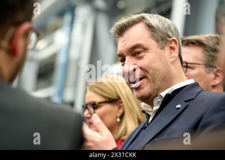 DATE RECORD NON INDIQUÉE Augsbourg, Bavière, Allemagne - 24 avril 2024 : le premier ministre de Bavière, Dr Markus Söder, visite la présentation du réseau ai Augsbourg. Salle de recherche IA Hall 43 de l'Université d'Augsbourg. Portrait souriant *** Ministerpräsident von Bayern DocMarkus Söder zu Besuch BEI der Präsentation des Ki-Netzwerks Augsburg. KI-Forschungshalle Halle 43 der Universität Augsburg. Portrait lächelnd Banque D'Images