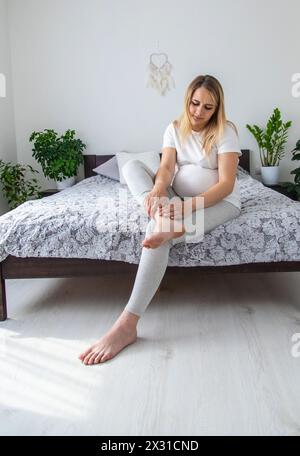 Les jambes de la femme enceinte sont gonflées. Mise au point sélective. accueil. Banque D'Images