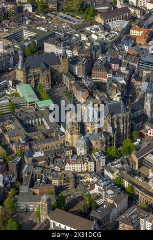 Luftbild, Aachener Dom mit Katschhof Platz und Rathaus in der Aachener Altstadt, historische Sehenswürdigkeit, Markt, Aix-la-Chapelle, Rhénanie, Nordrhein-Westfalen, Deutschland ACHTUNGxMINDESTHONORARx60xEURO *** vue aérienne, Cathédrale d'Aix-la-Chapelle avec place Katschhof et Hôtel de ville dans la vieille ville d'Aix-la-Chapelle, vue historique, marché, Aix-la-Chapelle, Rhénanie, Rhénanie du Nord-Westphalie, Allemagne ATTENTIONxMINDESTHONORARx60xEURO Banque D'Images