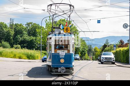 IM Jahr 1930 wurde das Tram StStZ ce 4/4 321 an die Städtische Strassenbahn Zürich abgeliefert. Es ist ein schwerer vierachsiger Motorwagen mit Mittel Banque D'Images