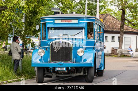 während dem Jubliäumsanlass 175 Jahre Eisenbahn in der Schweiz fährt vom Zürcher Hauptbahnhof zum Zürich Zoo auch ein 1930 erbauter VBZ Saurer 4BLPO 9 Banque D'Images