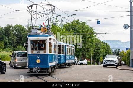 IM Jahr 1930 wurde das Tram StStZ ce 4/4 321 an die Städtische Strassenbahn Zürich abgeliefert. Es ist ein schwerer vierachsiger Motorwagen mit Mittel Banque D'Images