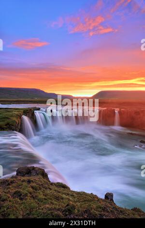 Géographie / voyage, Islande, Nordurland eystra, Laugar, Godafoss au coucher du soleil, Nord-est de l'Islande, AUTORISATION-DROITS-SUPPLÉMENTAIRE-INFO-NON-DISPONIBLE Banque D'Images