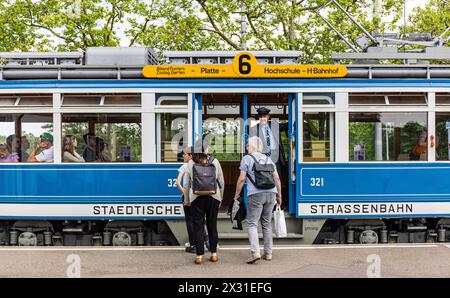 Ein Kontrolleur schaut ob alle passagiere eingestiegen sind. DAS War in der Zeit des trams StStZ ce 4/4 321, welches 1930 an die Städtische Strasssenb Banque D'Images