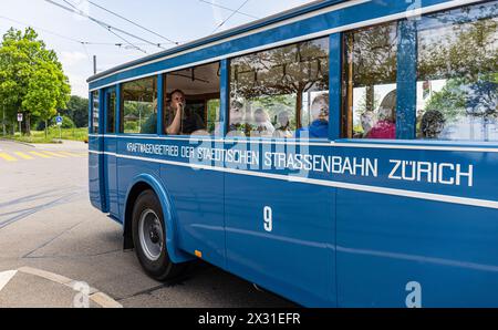 während dem Jubliäumsanlass 175 Jahre Eisenbahn in der Schweiz fährt vom Zürcher Hauptbahnhof zum Zürich Zoo auch ein 1930 erbauter VBZ Saurer 4BLPO 9 Banque D'Images