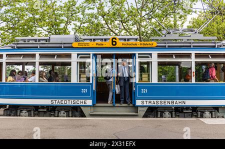 Ein Kontrolleur schaut ob alle passagiere eingestiegen sind. DAS War in der Zeit des trams StStZ ce 4/4 321, welches 1930 an die Städtische Strasssenb Banque D'Images