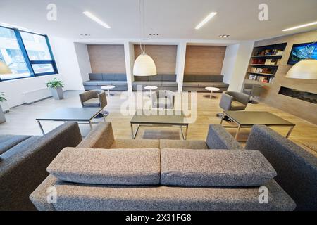 Salle de repos dans le centre d'affaires moderne Banque D'Images