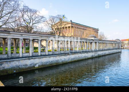 Une vue sereine sur la vieille Galerie nationale située le long de la rive de Berlin, avec une architecture classique et un ciel dégagé. Allemagne Banque D'Images