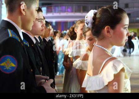 MOSCOU - 22 février : entre les rangs des jeunes hommes et des jeunes filles sur le bal des cadets du Kremlin, le 22 février 2013 à Moscou, Russie. Banque D'Images