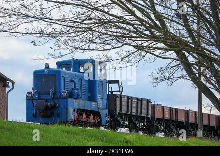 Hettstedt, Allemagne. 18 avril 2024. Une locomotive diesel Mansfelder Bergwerksbahn se trouve à la gare de Kupferkammerhütte. Le plus ancien chemin de fer à voie étroite opérationnel en Allemagne est également exploité comme un chemin de fer musée à vapeur sur une partie de l'ancien vaste réseau de chemins de fer miniers dans la région de Mansfeld. Crédit : Jan Woitas/dpa/Alamy Live News Banque D'Images