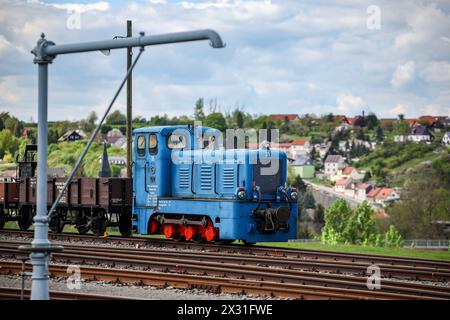 Hettstedt, Allemagne. 18 avril 2024. Une locomotive diesel Mansfelder Bergwerksbahn se trouve à la gare de Kupferkammerhütte. Le plus ancien chemin de fer à voie étroite opérationnel en Allemagne est également exploité comme un chemin de fer musée à vapeur sur une partie de l'ancien vaste réseau de chemins de fer miniers dans la région de Mansfeld. Crédit : Jan Woitas/dpa/Alamy Live News Banque D'Images