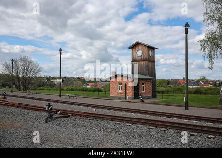 Hettstedt, Allemagne. 18 avril 2024. La gare de Kupferkammerhütte du chemin de fer minier de Mansfeld avec la tour de l'horloge historique. Le plus ancien chemin de fer à voie étroite opérationnel en Allemagne est également exploité comme un chemin de fer musée à vapeur sur une partie de l'ancien vaste réseau de chemins de fer miniers dans la région de Mansfeld. Crédit : Jan Woitas/dpa/Alamy Live News Banque D'Images