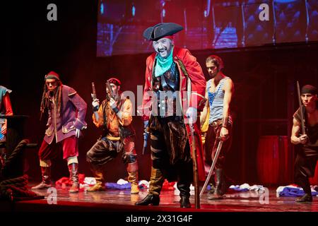MOSCOU - DEC 15 : acteurs dans le rôle de pirates sur scène à la Grande salle de concert Izmailovo lors du spectacle musical pour enfants Treasure Island, 15 décembre, Banque D'Images