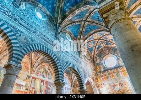 San GIMIGNANO, ITALIE - 21 JUIN : intérieur de la Collégiale de Santa Maria Assunta, basilique emblématique et monument majeur dans le centre historique de Banque D'Images