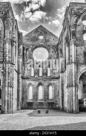 Chiusdino, ITALIE - 22 JUIN: Vue intérieure de l'emblématique abbaye sans toit de San Galgano, un monastère cistercien dans la ville de Chiusdino, province de si Banque D'Images