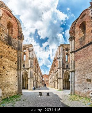 Chiusdino, ITALIE - 22 JUIN: Vue intérieure de l'emblématique abbaye sans toit de San Galgano, un monastère cistercien dans la ville de Chiusdino, province de si Banque D'Images